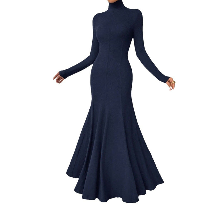 Kvinnors elegant långärmad maxiklänning med hög krage och flödande fåll Mirla-Eva Jonsson