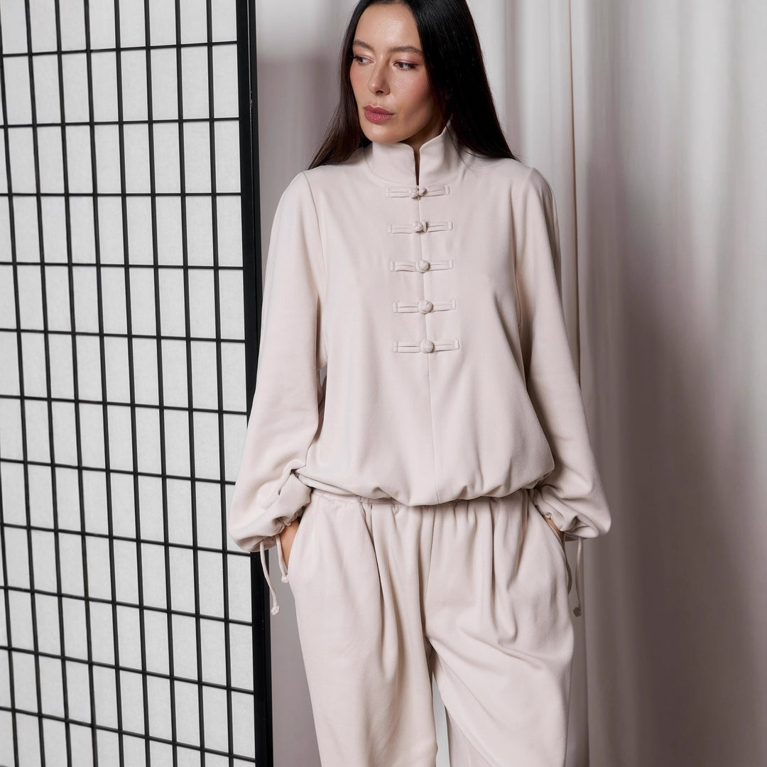 Kvinnors elegant lounge-set med hög krage och knapparseenden Mirla-Eva Jonsson
