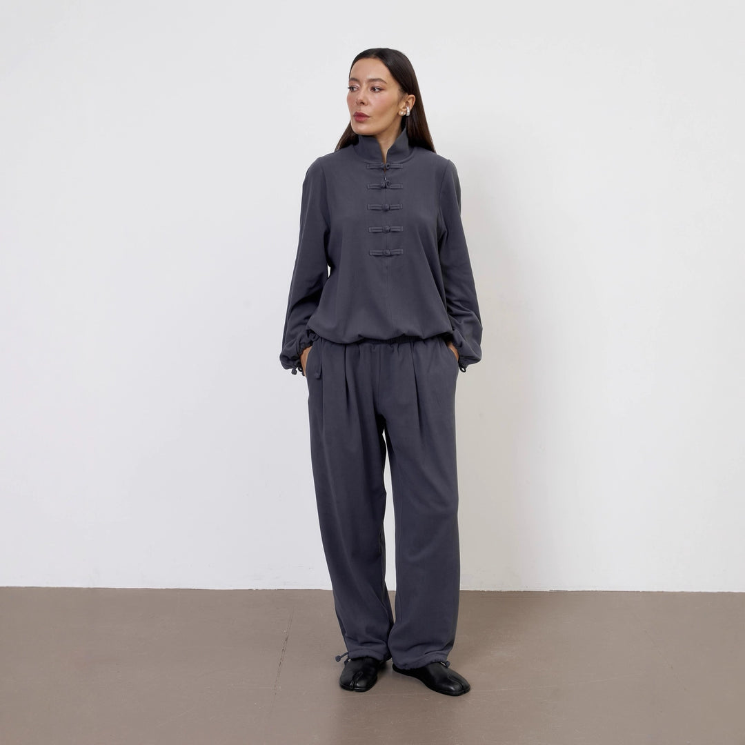 Kvinnors elegant lounge-set med hög krage och knapparseenden Mirla-Eva Jonsson