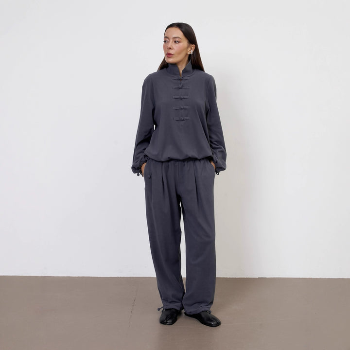 Kvinnors elegant lounge-set med hög krage och knapparseenden Mirla-Eva Jonsson