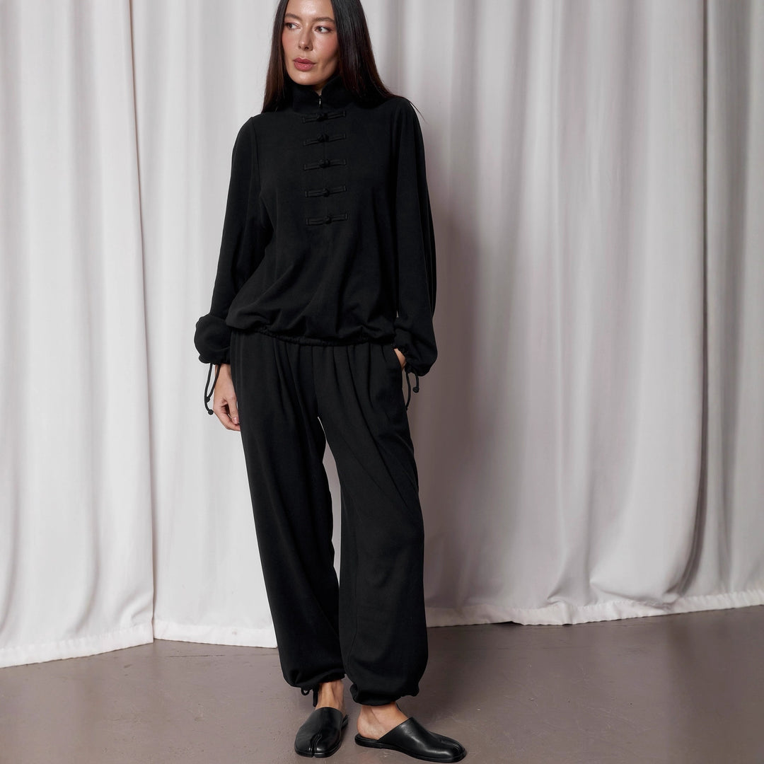Kvinnors elegant lounge-set med hög krage och knapparseenden Mirla-Eva Jonsson