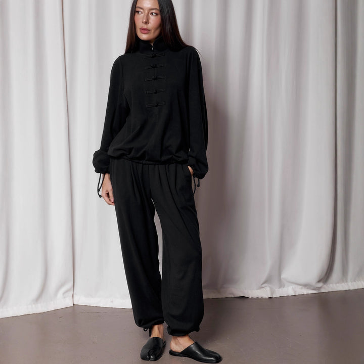 Kvinnors elegant lounge-set med hög krage och knapparseenden Mirla-Eva Jonsson
