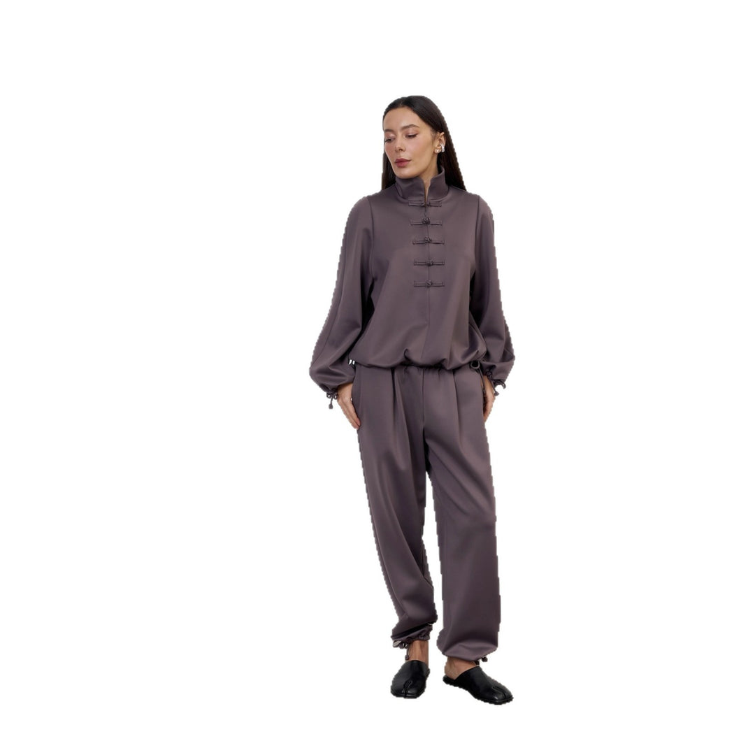 Kvinnors elegant lounge-set med hög krage och knapparseenden Mirla-Eva Jonsson
