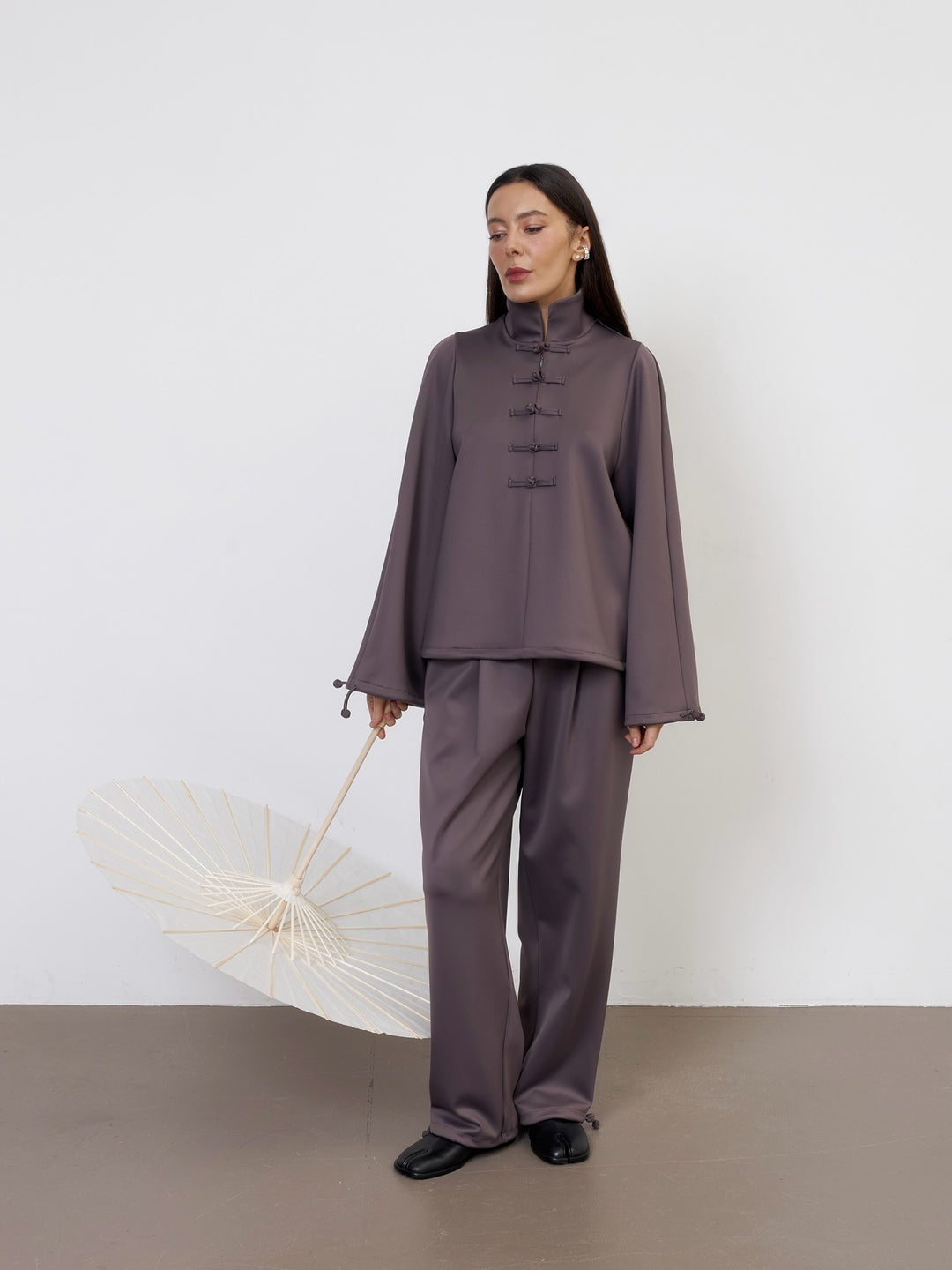 Kvinnors elegant lounge-set med hög krage och knapparseenden Mirla-Eva Jonsson