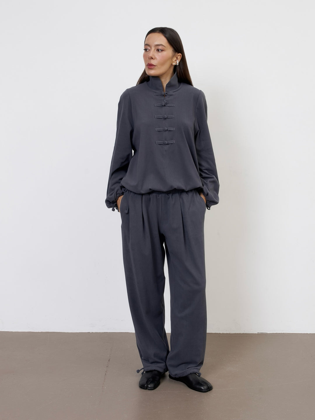 Kvinnors elegant lounge-set med hög krage och knapparseenden Mirla-Eva Jonsson