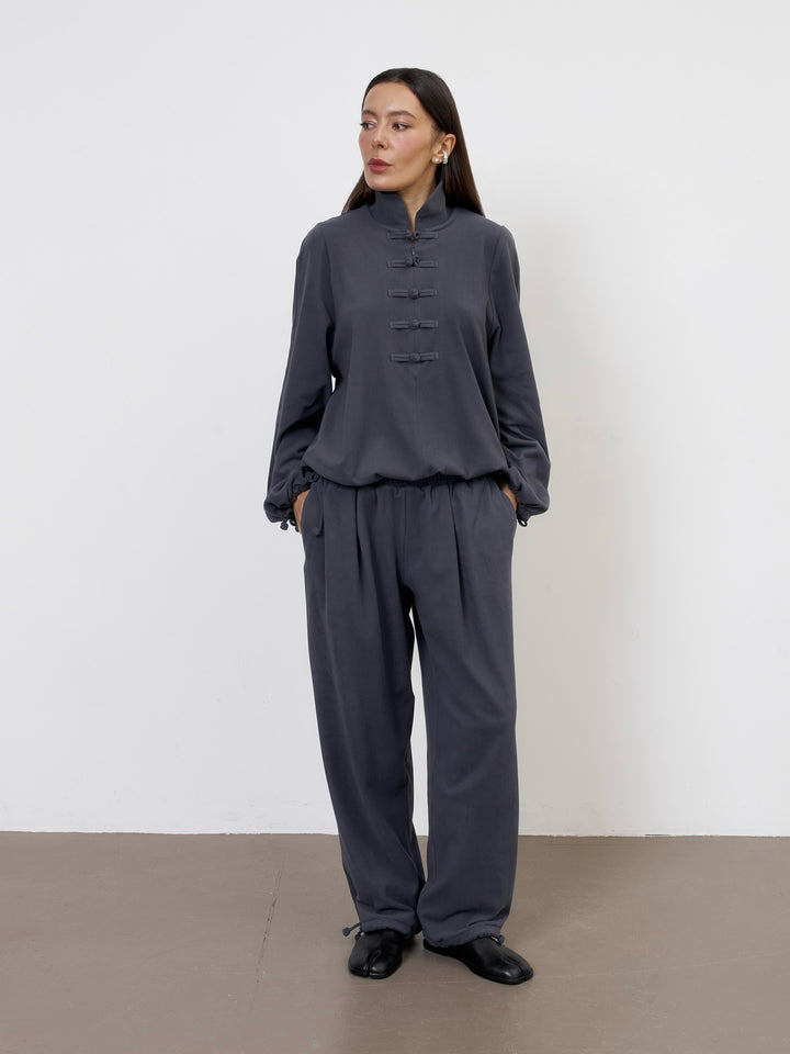 Kvinnors elegant lounge-set med hög krage och knapparseenden Mirla-Eva Jonsson