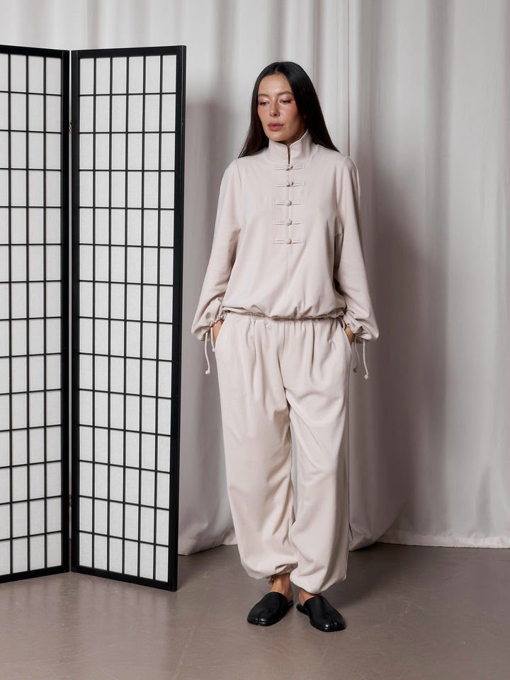 Kvinnors elegant lounge-set med hög krage och knapparseenden Mirla-Eva Jonsson