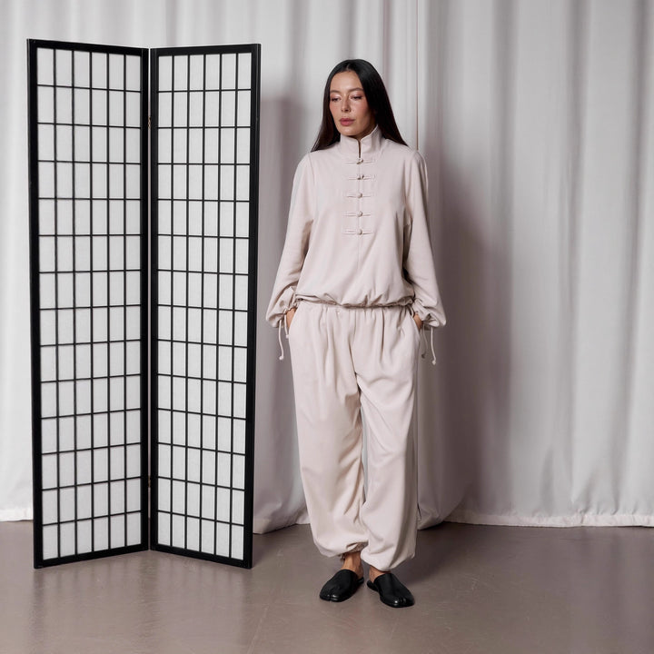 Kvinnors elegant lounge-set med hög krage och knapparseenden Mirla-Eva Jonsson