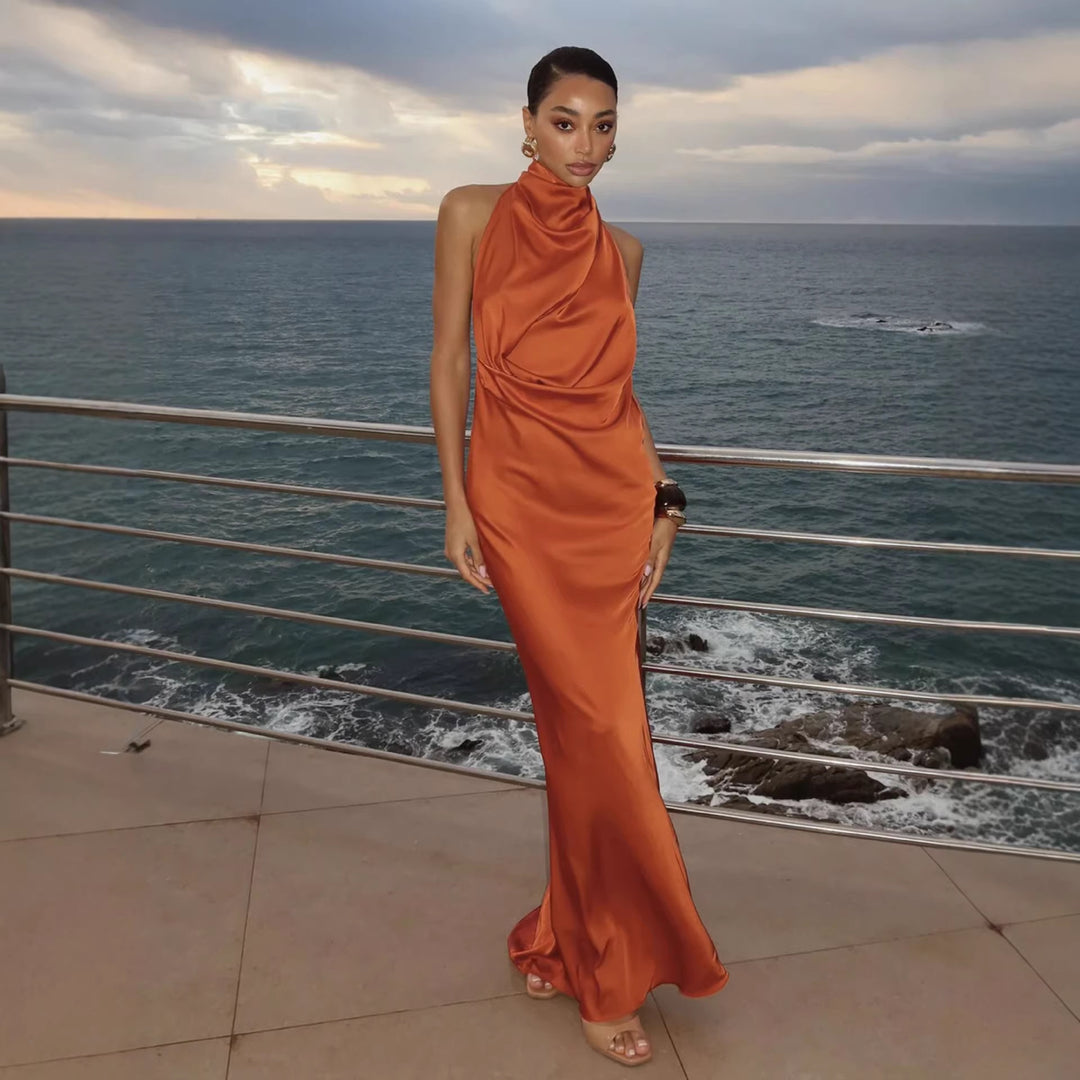 Kvinnors elegant maxi klänning med högkvalitativ draperingsdesign och skimrande tyg-Eva Jonsson