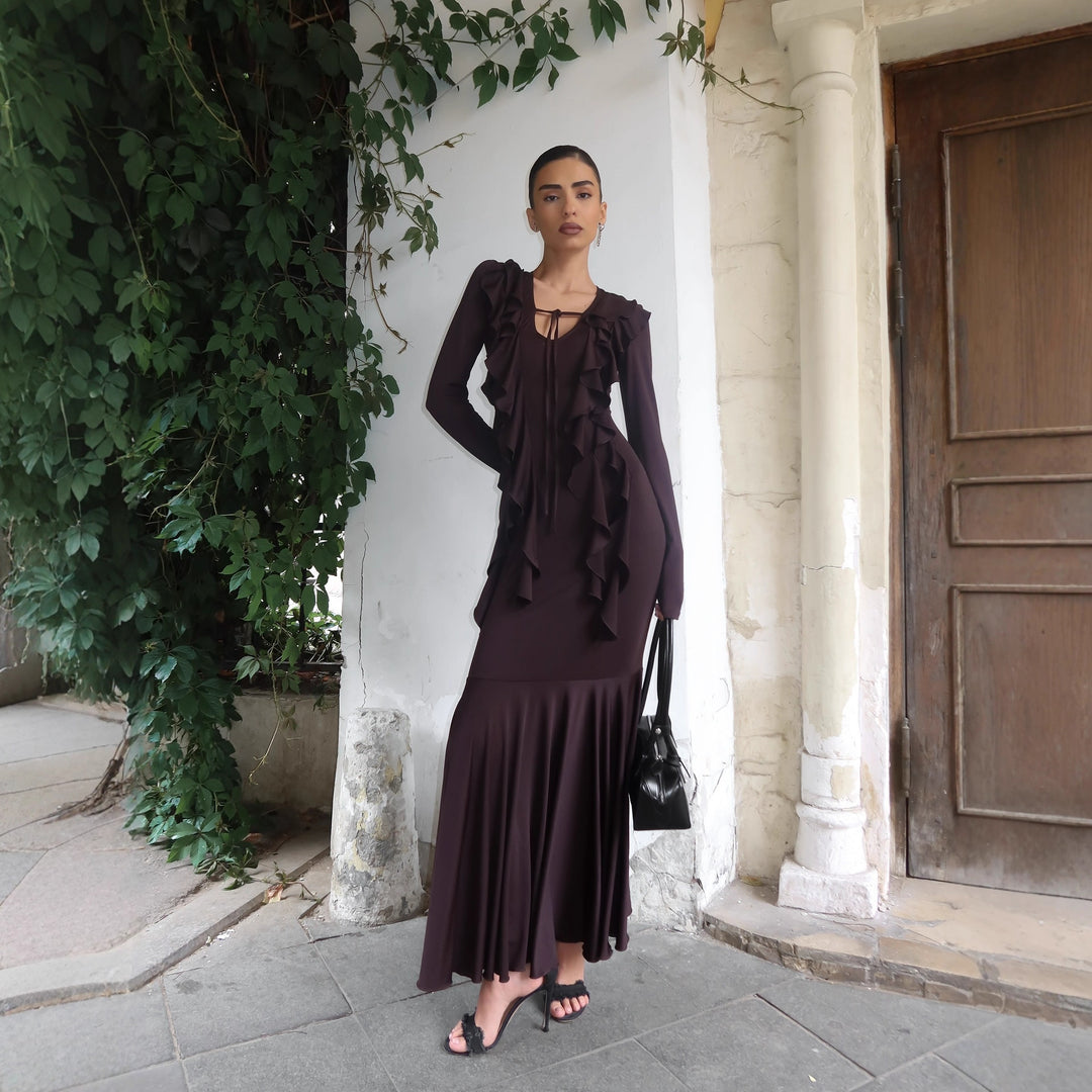 Kvinnors elegant maxi klänning med lekfull volang nederkant och djup V-ringning Mirla-Eva Jonsson