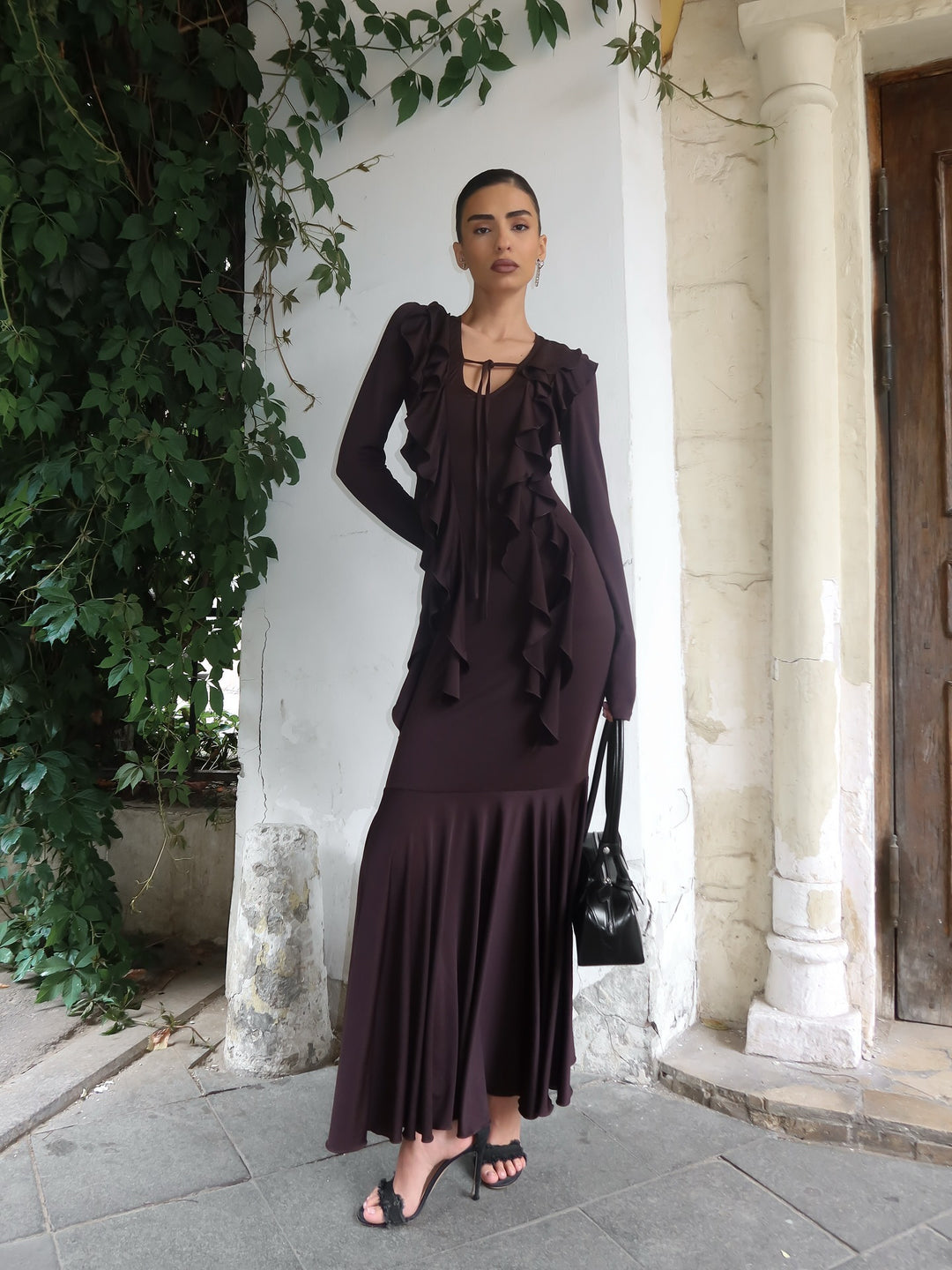 Kvinnors elegant maxi klänning med lekfull volang nederkant och djup V-ringning Mirla-Eva Jonsson
