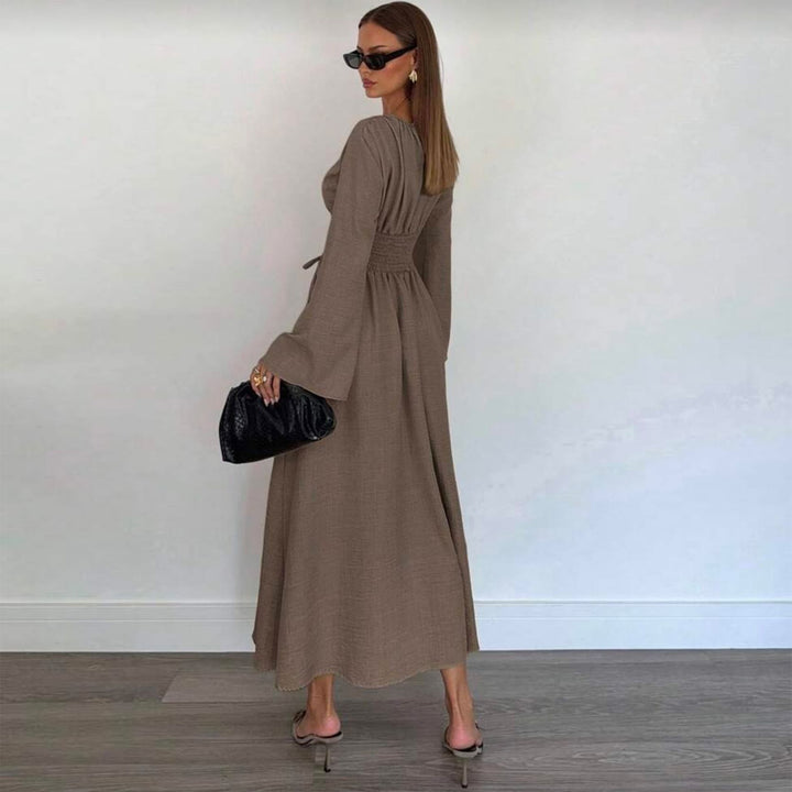 Kvinnors elegant maxi klänning med sidofåll och sofistikerad drapering-Eva Jonsson