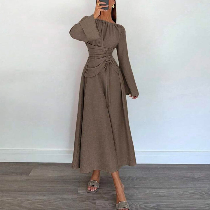 Kvinnors elegant maxi klänning med sidofåll och sofistikerad drapering-Eva Jonsson