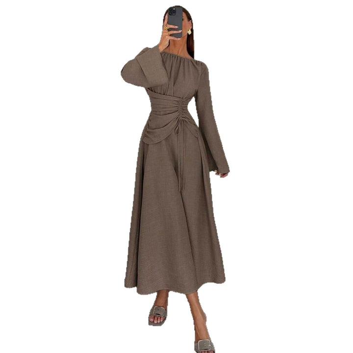 Kvinnors elegant maxi klänning med sidofåll och sofistikerad drapering-Eva Jonsson