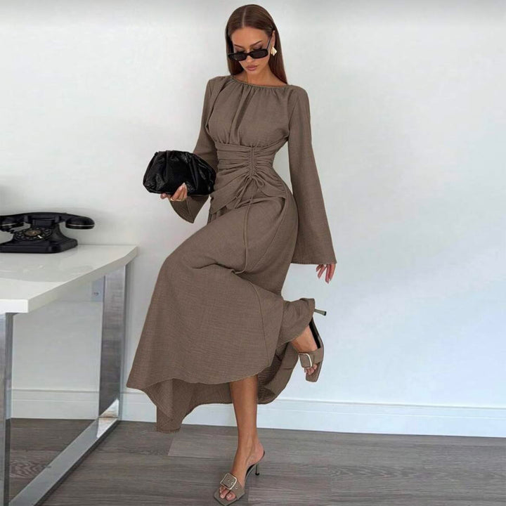 Kvinnors elegant maxi klänning med sidofåll och sofistikerad drapering-Eva Jonsson