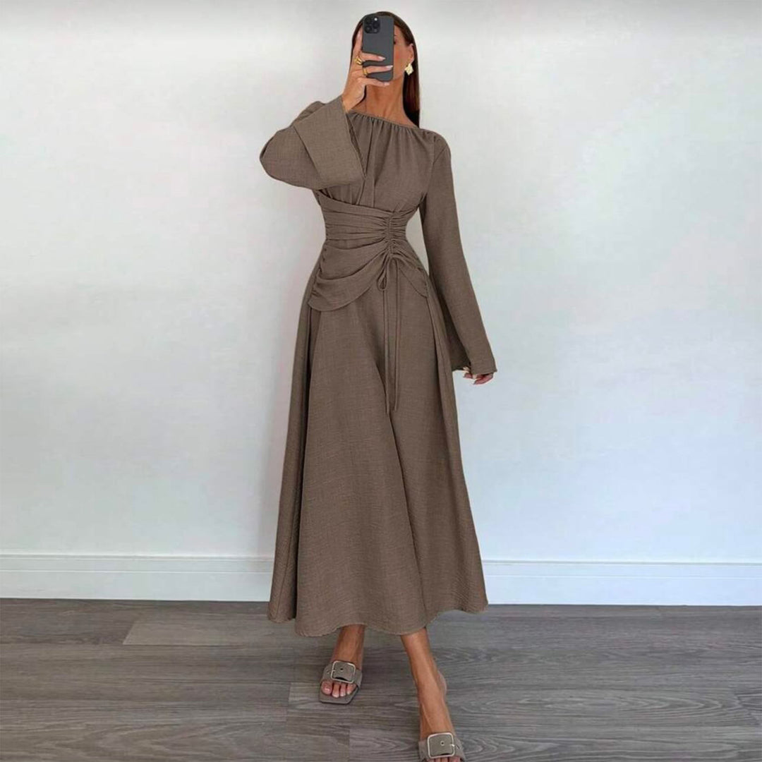 Kvinnors elegant maxi klänning med sidofåll och sofistikerad drapering-Eva Jonsson
