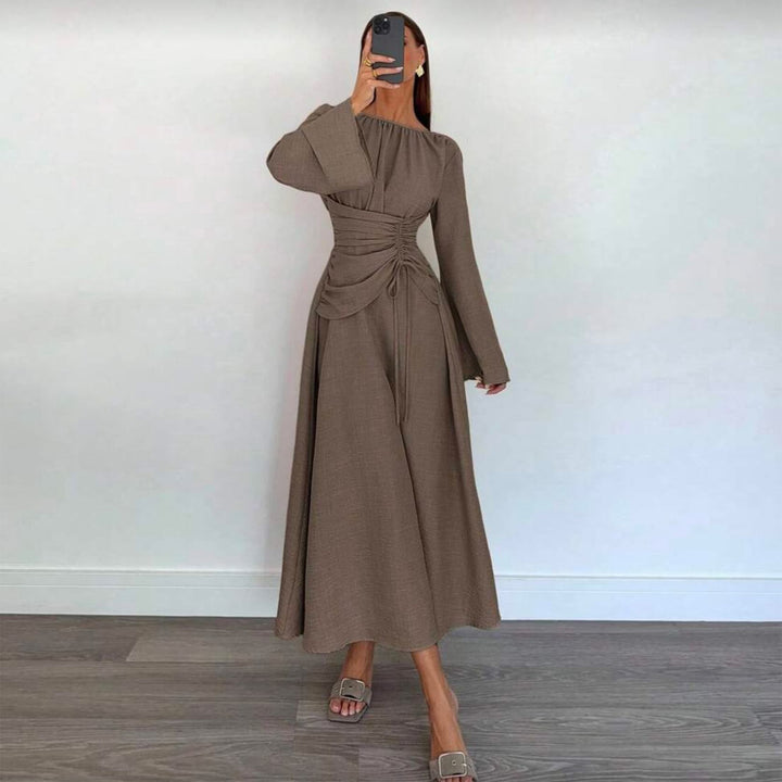 Kvinnors elegant maxi klänning med sidofåll och sofistikerad drapering-Eva Jonsson