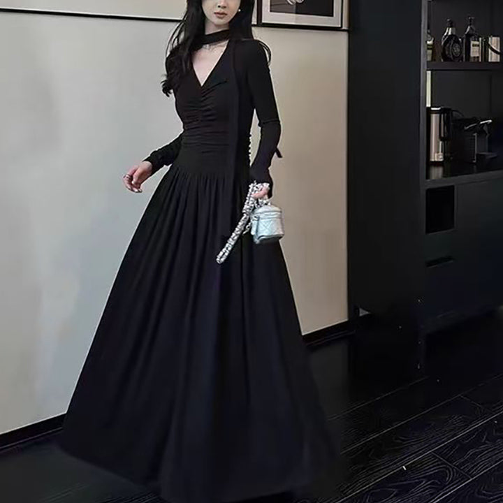 Kvinnors elegant maxi klänning med sofistikerad V-ringning och långa ärmar-Eva Jonsson