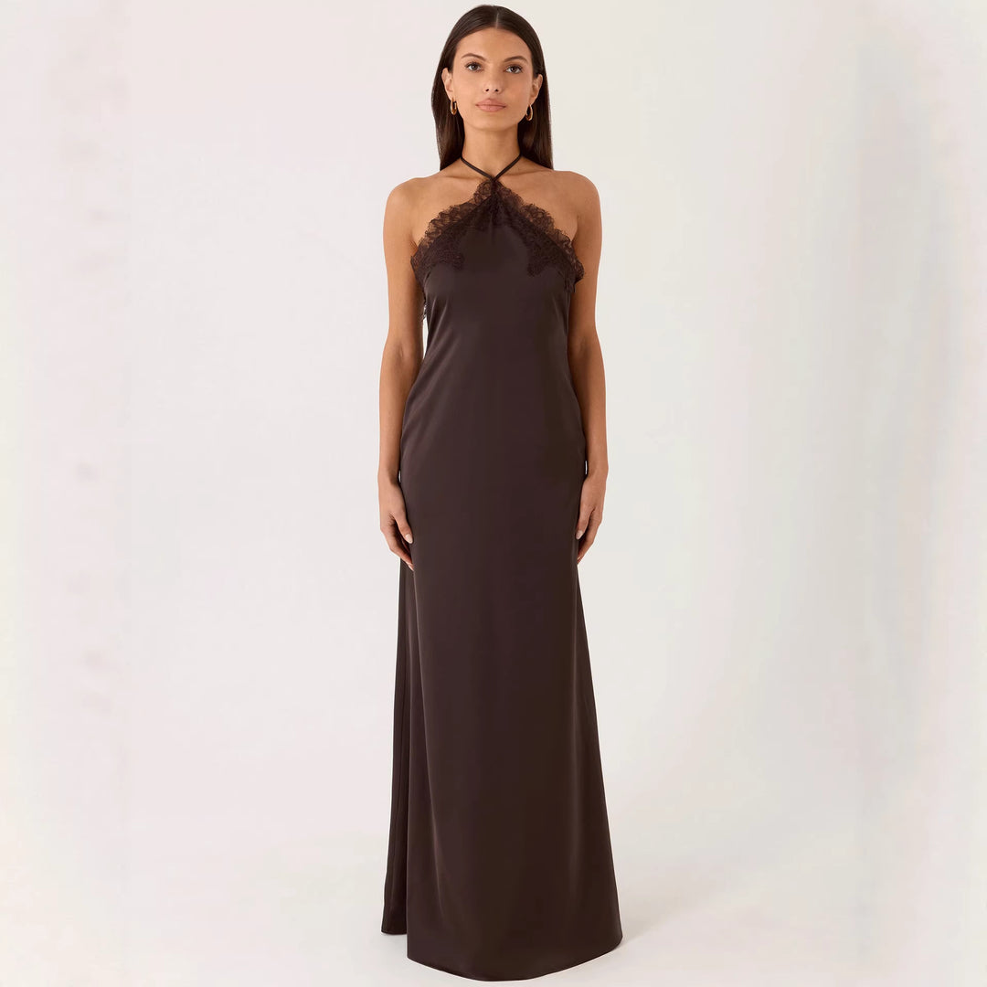 Kvinnors elegant maxi klänning med sofistikerad spets bustier och flödande tyg-Eva Jonsson