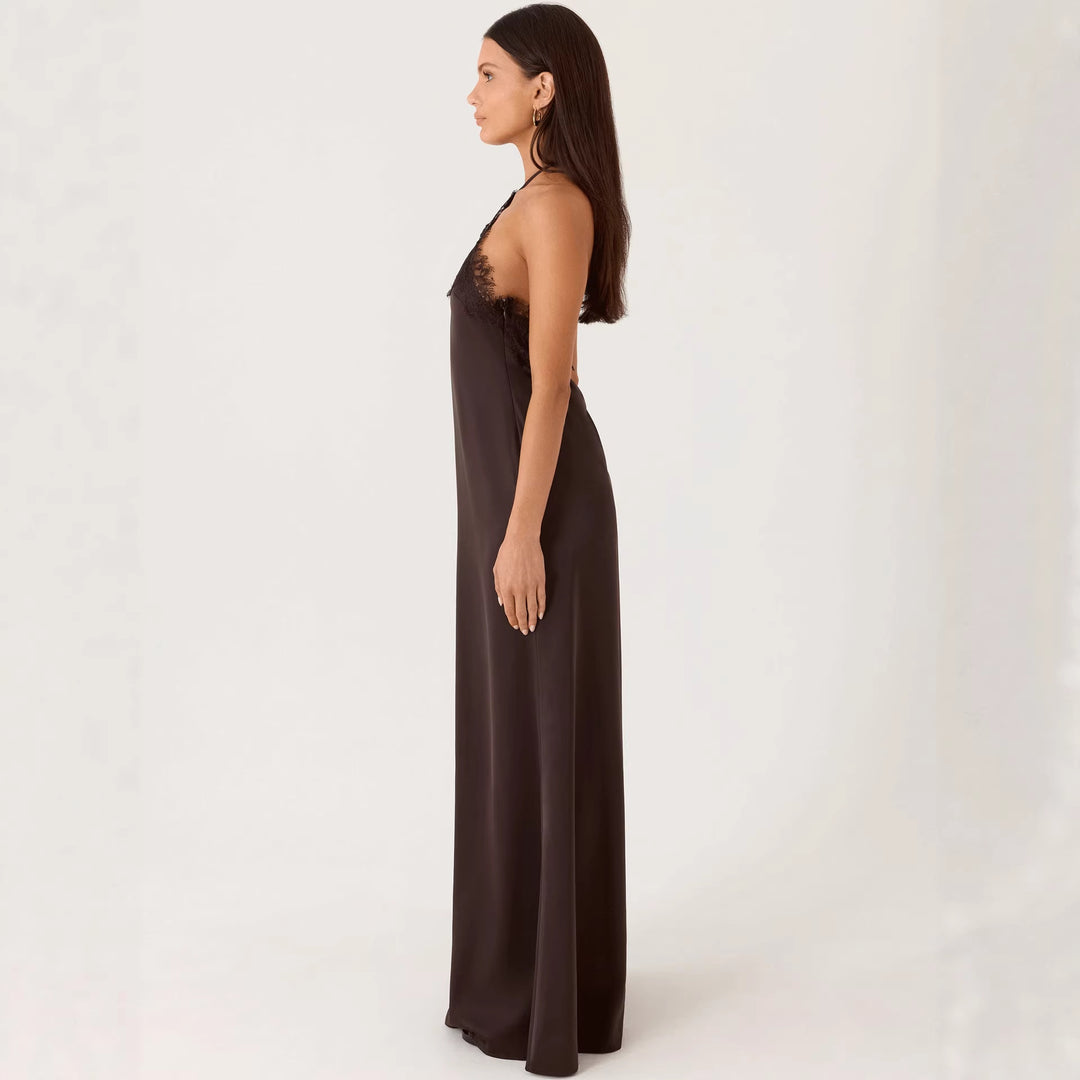 Kvinnors elegant maxi klänning med sofistikerad spets bustier och flödande tyg-Eva Jonsson