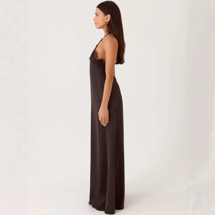 Kvinnors elegant maxi klänning med sofistikerad spets bustier och flödande tyg-Eva Jonsson