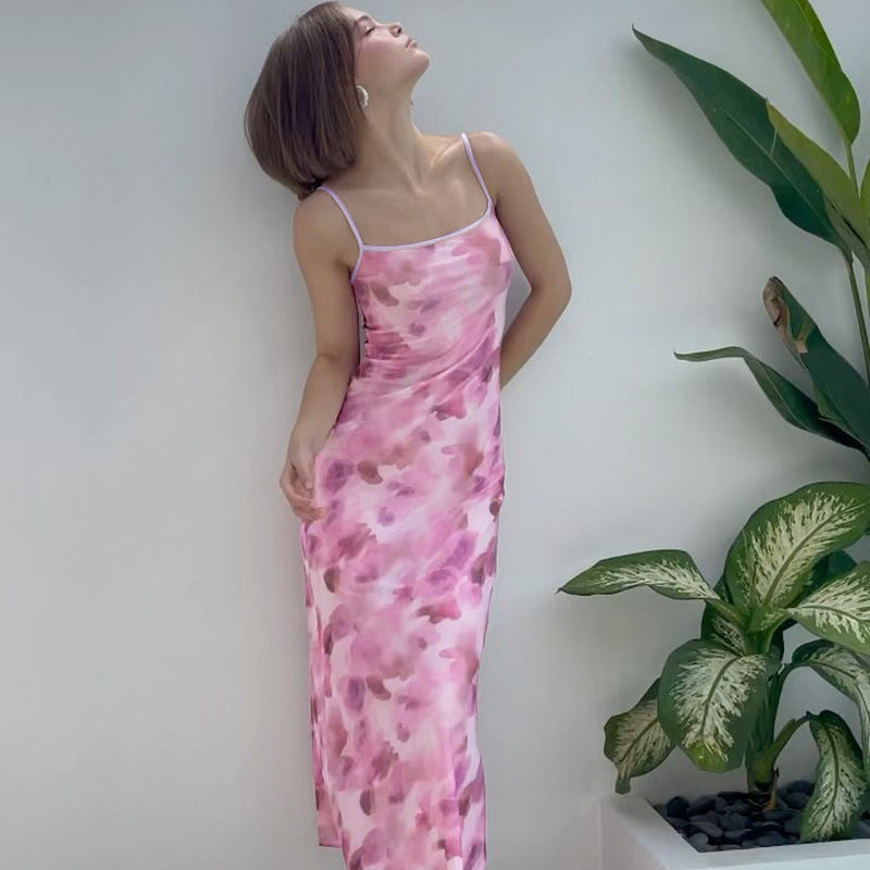 Kvinnors elegant maxikjol med delikata blommönster och smala spagettihängslen-Eva Jonsson