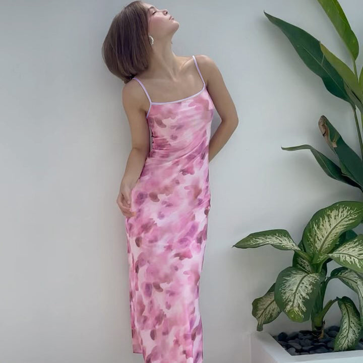 Kvinnors elegant maxikjol med delikata blommönster och smala spagettihängslen-Eva Jonsson