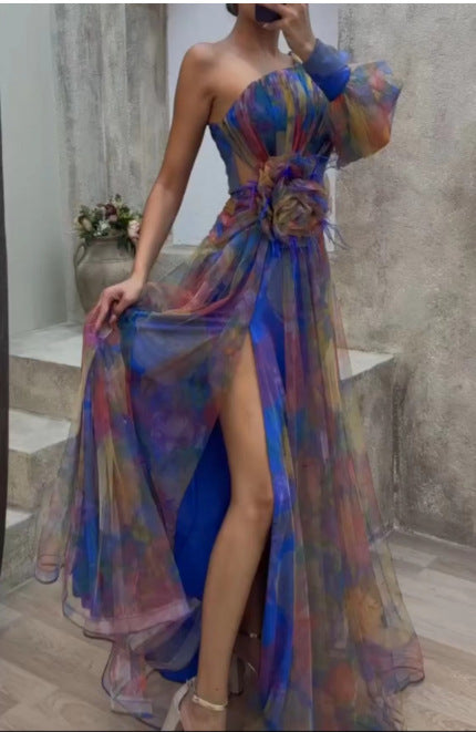 Kvinnors elegant maxiklänning med asymmetrisk design och blommor accentuerar Mirla-Eva Jonsson