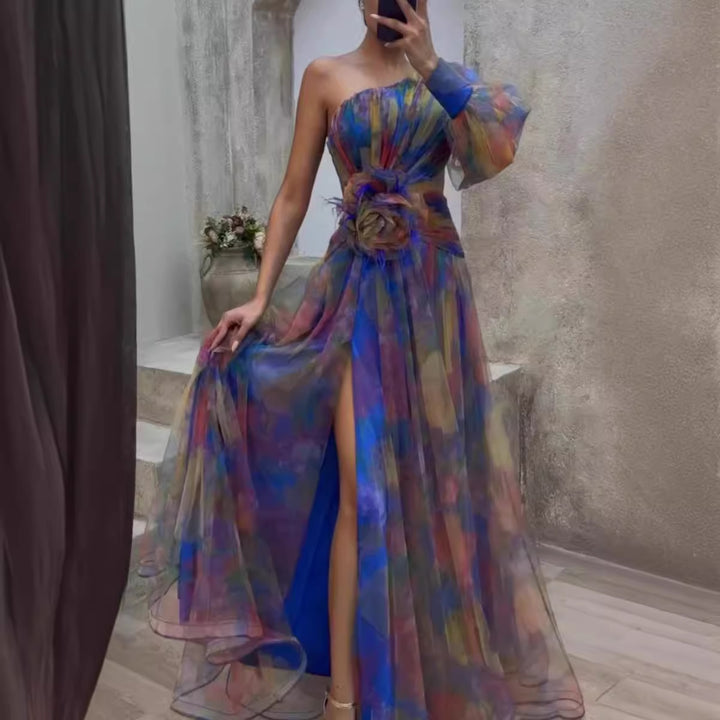 Kvinnors elegant maxiklänning med asymmetrisk design och blommor accentuerar Mirla-Eva Jonsson