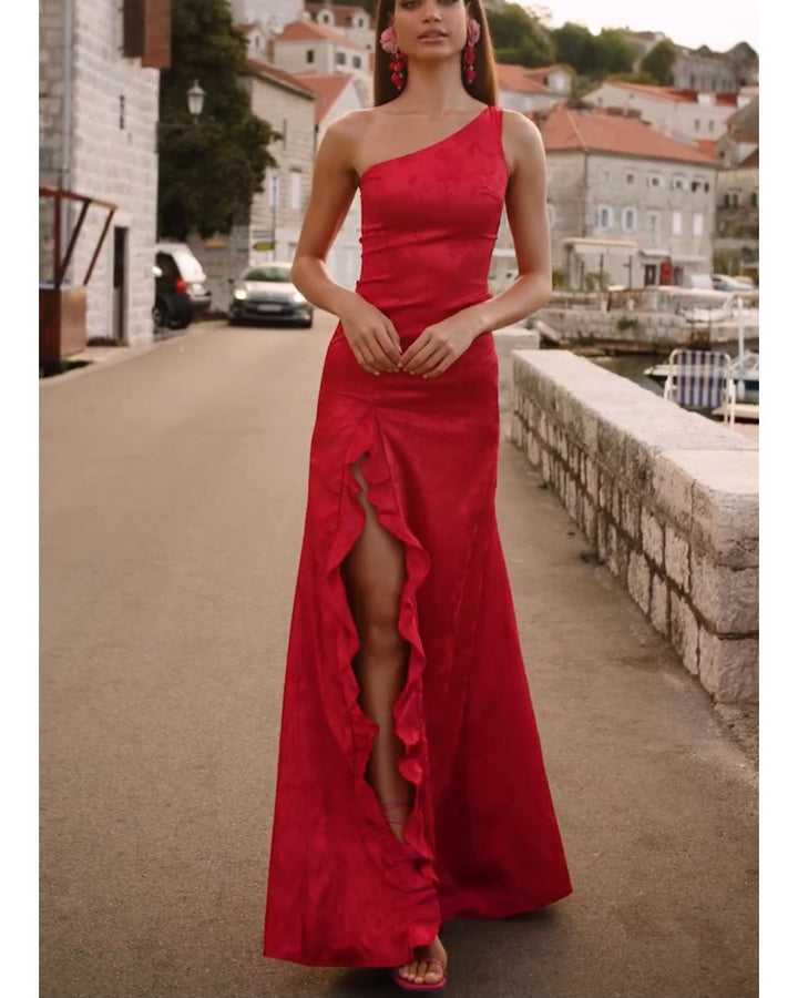 Kvinnors elegant maxiklänning med asymmetrisk skärning och volangdetaljer Mirla-Eva Jonsson