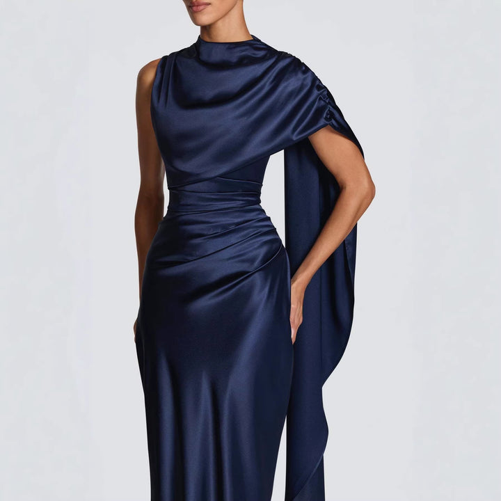 Kvinnors elegant maxiklänning med asymmetrisk topp och flödande satin-Eva Jonsson