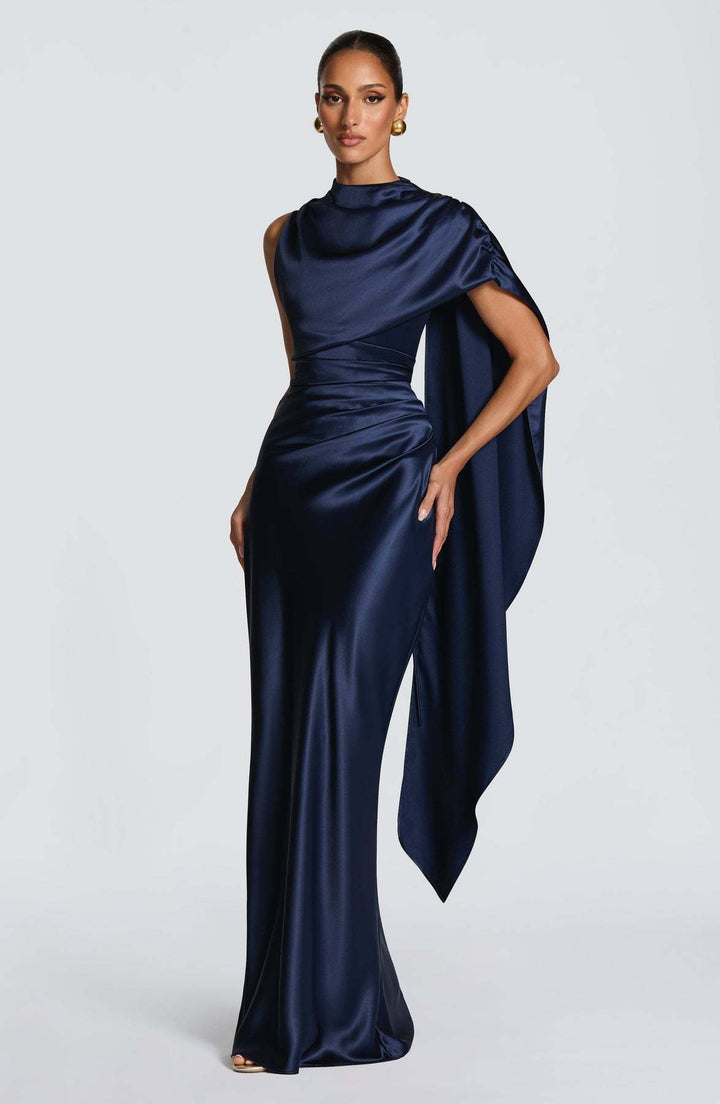 Kvinnors elegant maxiklänning med asymmetrisk topp och flödande satin-Eva Jonsson
