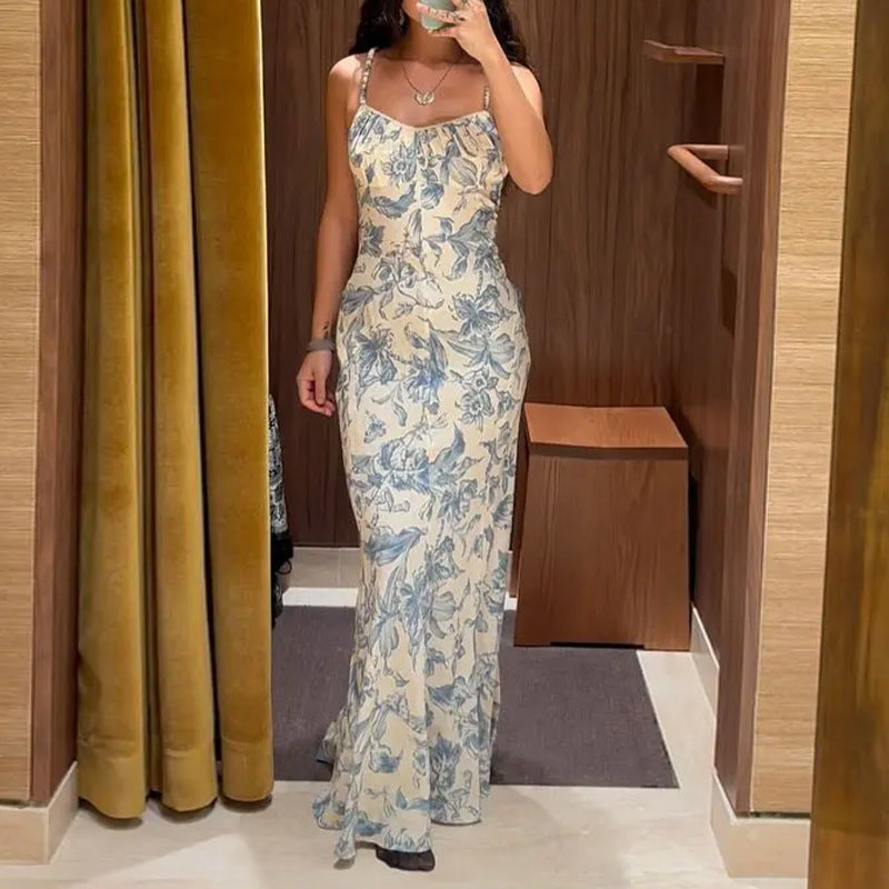 Kvinnors elegant maxiklänning med blommönster och smala axelband Mirla-Eva Jonsson