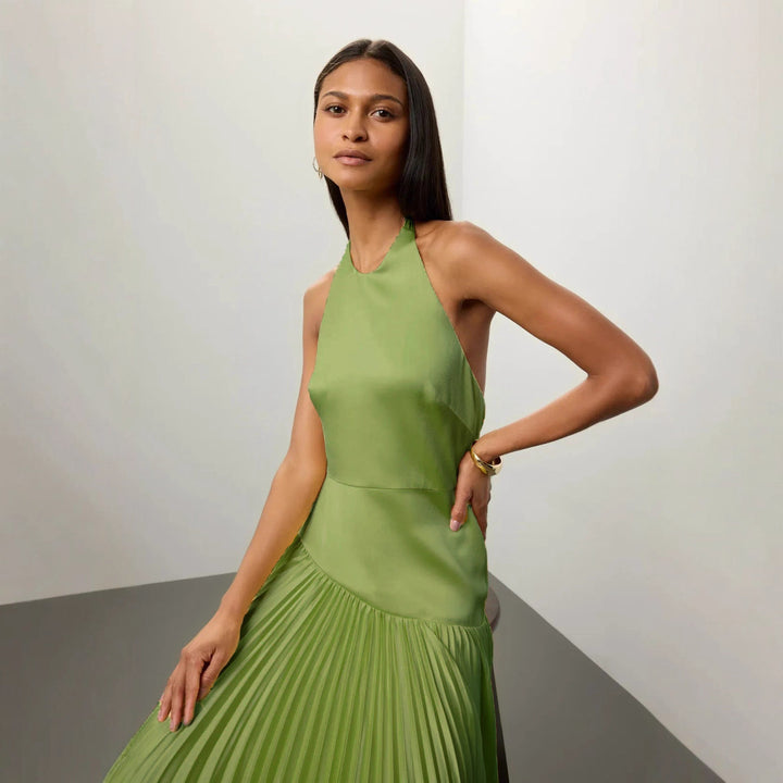 Kvinnors elegant maxiklänning med flödande plisserad kjol och halterneckdesign-Eva Jonsson