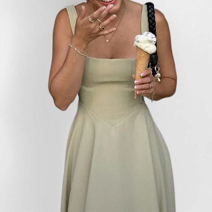 Kvinnors elegant maxiklänning med fyrkantig halsringning och flödande kjol Mirla-Eva Jonsson