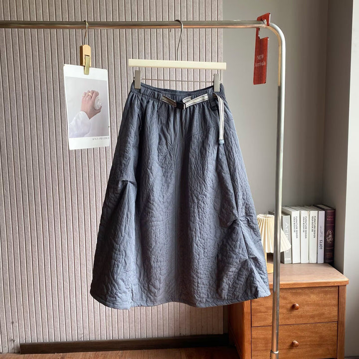 Kvinnors elegant midi kjol med praktisk elastisk midja och sidofickor Mirla-Eva Jonsson