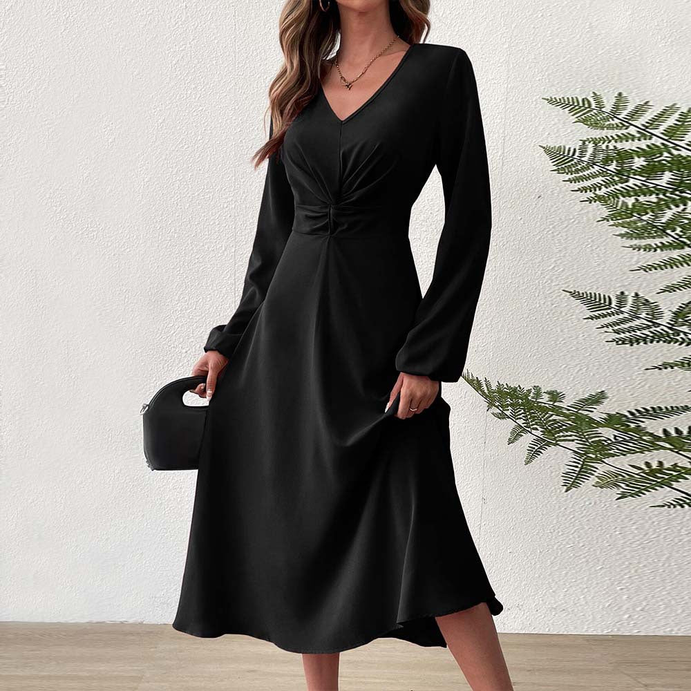 Kvinnors elegant midi-klänning med figursmickrande drapering och djup V-ringning Mirla-Eva Jonsson
