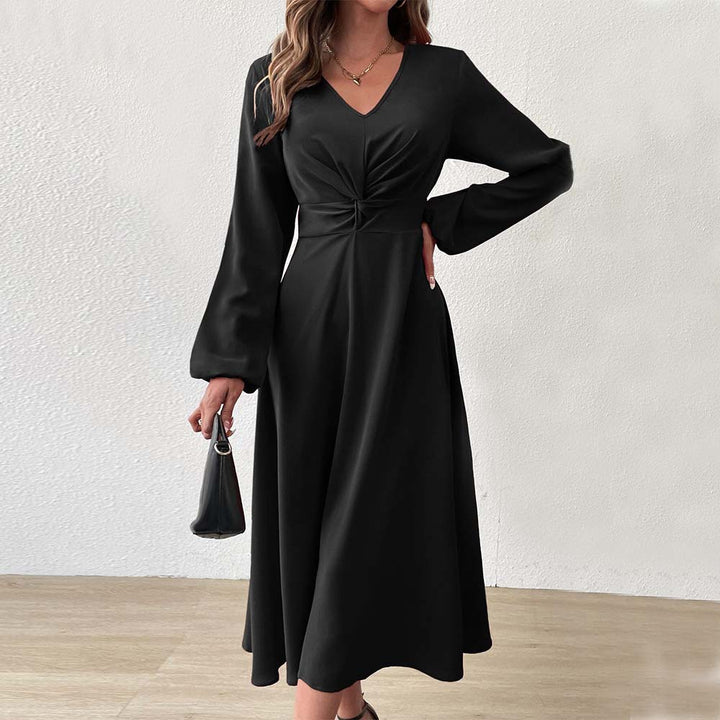 Kvinnors elegant midi-klänning med figursmickrande drapering och djup V-ringning Mirla-Eva Jonsson