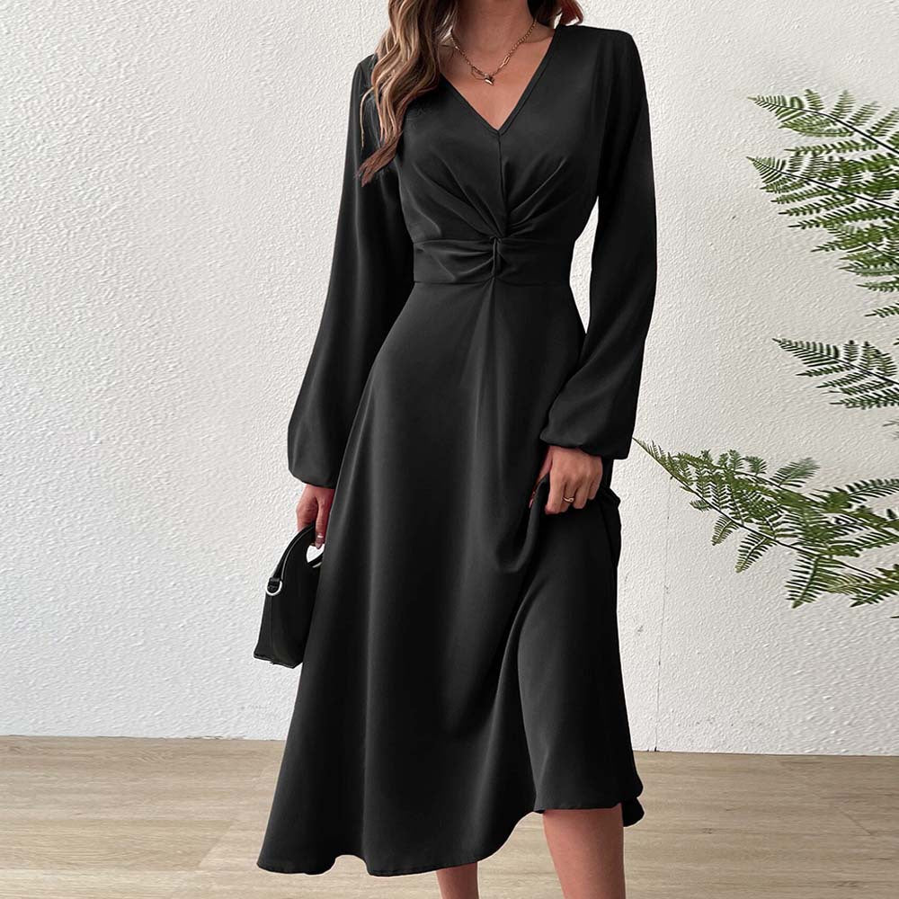 Kvinnors elegant midi-klänning med figursmickrande drapering och djup V-ringning Mirla-Eva Jonsson