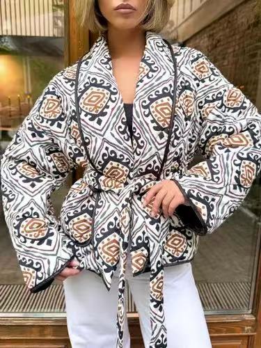 Kvinnors elegant mönstrad vadderad jacka med midjebälte och vida ärmar Mirla-Eva Jonsson