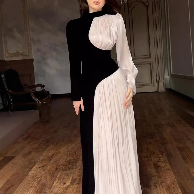 Kvinnors elegant och asymmetrisk aftonklänning med veckdetaljer Mirla-Eva Jonsson