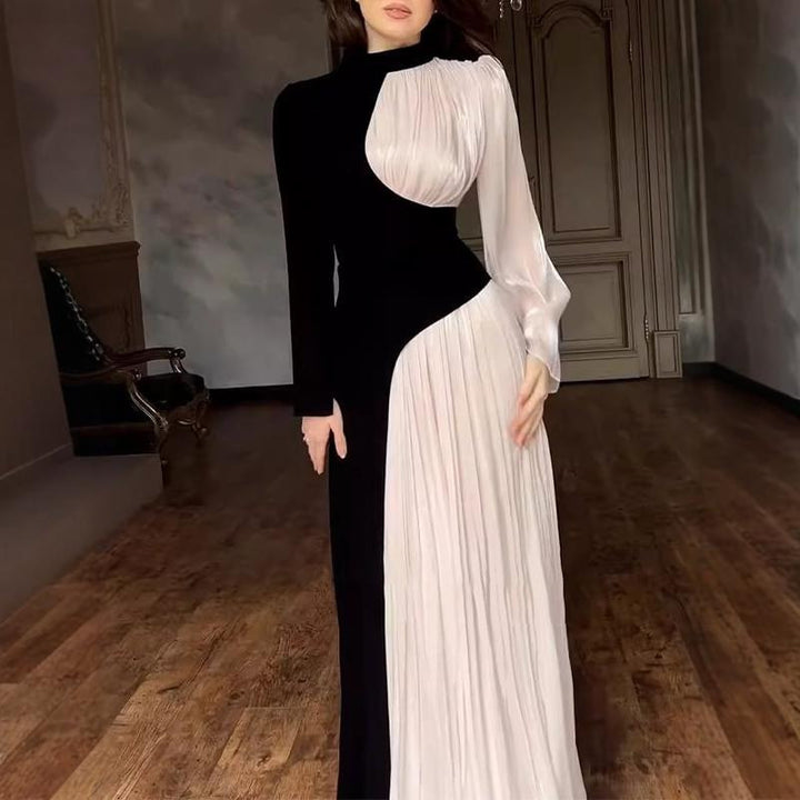Kvinnors elegant och asymmetrisk aftonklänning med veckdetaljer Mirla-Eva Jonsson