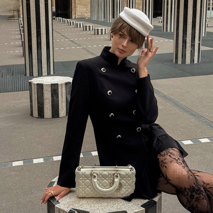 Kvinnors elegant och figurnära blazer klänning med volangdetaljer Mirla-Eva Jonsson