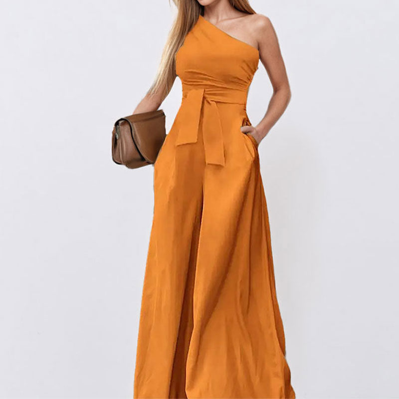 Kvinnors elegant one-shoulder jumpsuit med midjebälte och vida ben Mirla-Eva Jonsson
