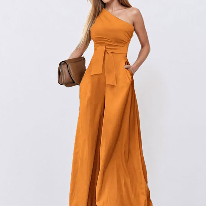 Kvinnors elegant one-shoulder jumpsuit med midjebälte och vida ben Mirla-Eva Jonsson