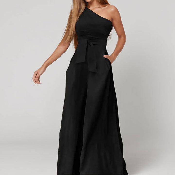 Kvinnors elegant one-shoulder jumpsuit med midjebälte och vida ben Mirla-Eva Jonsson