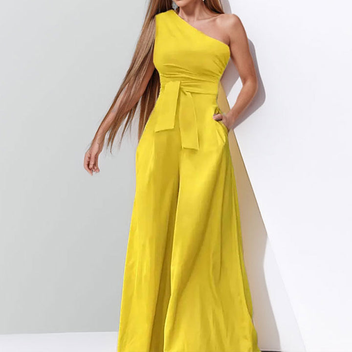 Kvinnors elegant one-shoulder jumpsuit med midjebälte och vida ben Mirla-Eva Jonsson