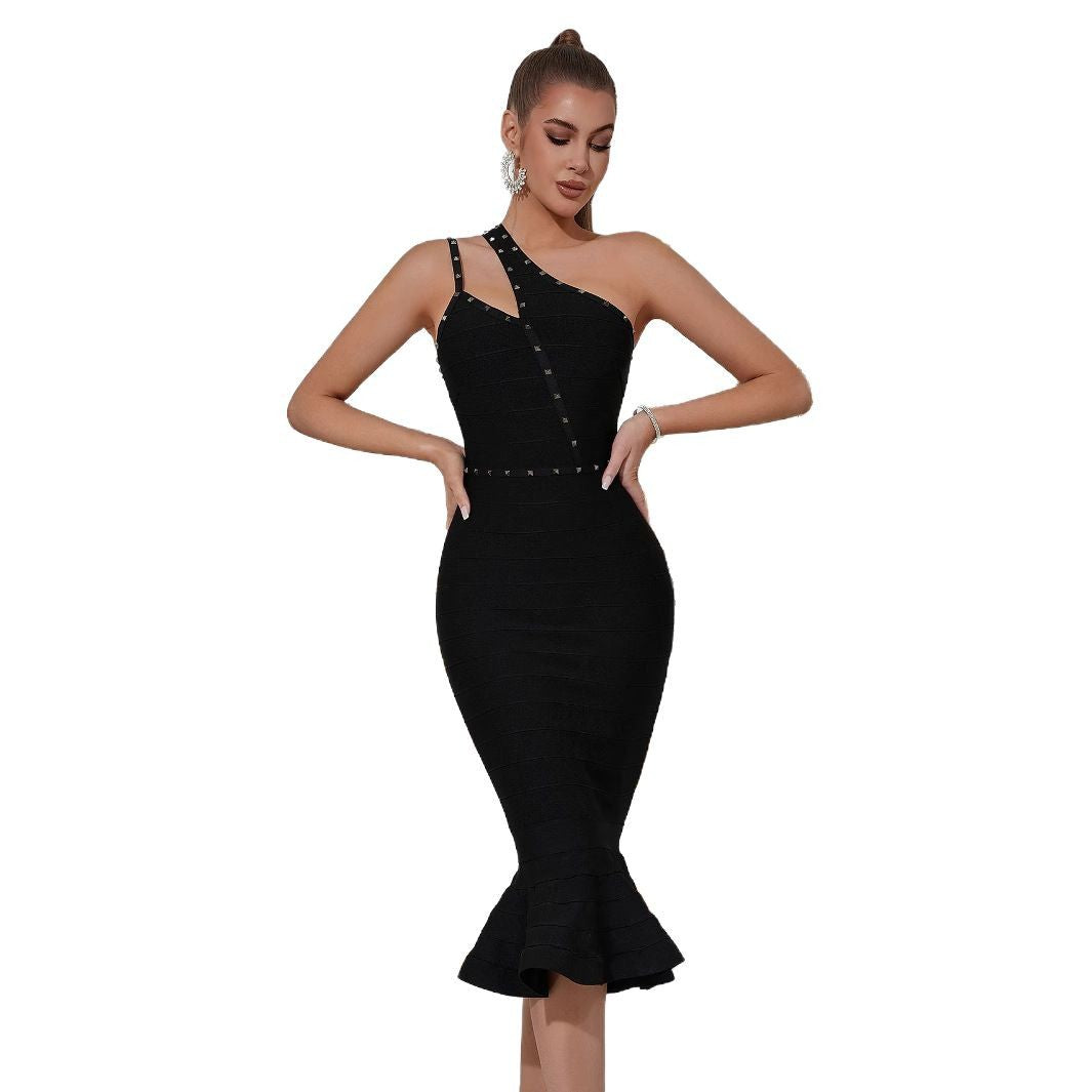 Kvinnors elegant sheath klänning med asymmetrisk design och dekorativa remmar Mirla-Eva Jonsson