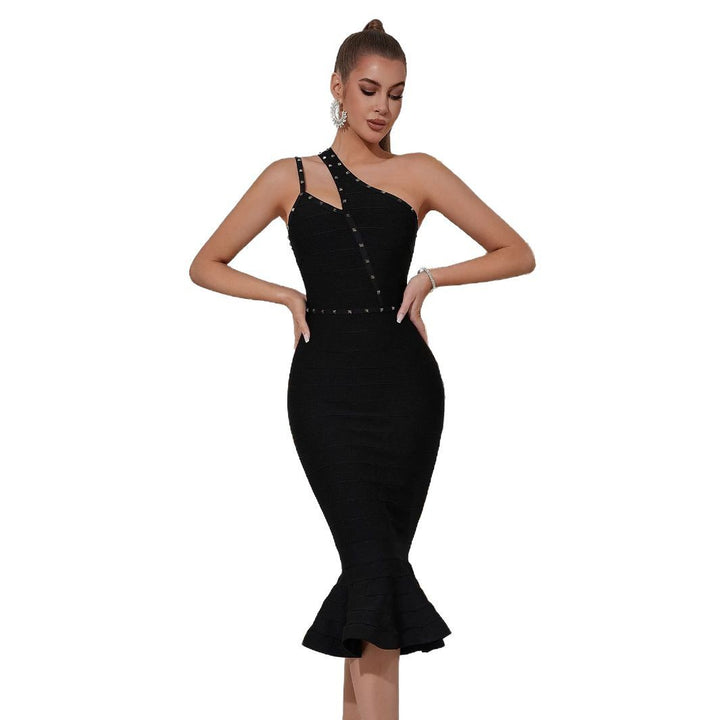 Kvinnors elegant sheath klänning med asymmetrisk design och dekorativa remmar Mirla-Eva Jonsson