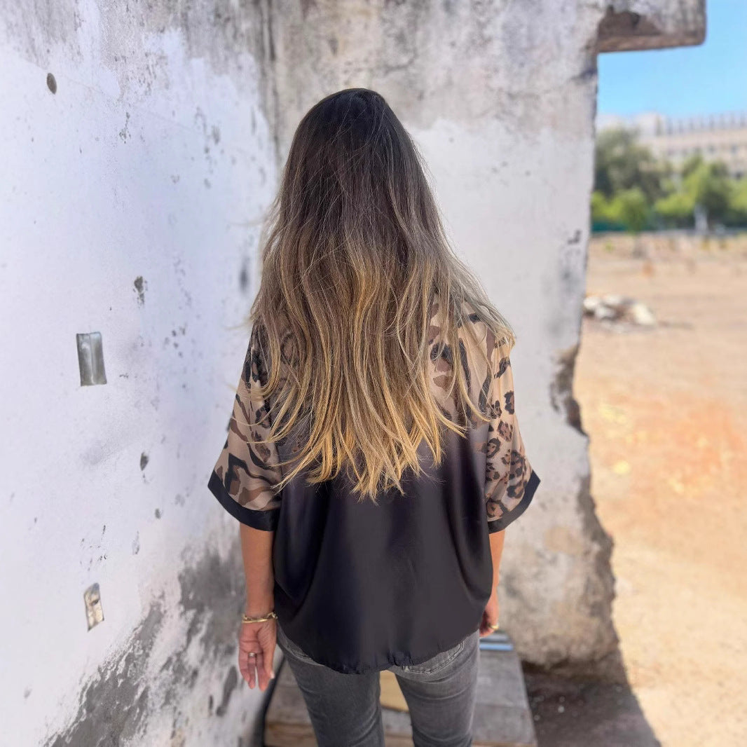 Kvinnors elegant sidenblus med samtida leopardmönster Mirla-Eva Jonsson